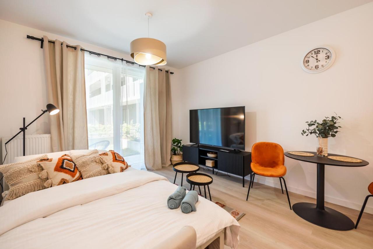 Wola Cosy White Apartment Варшава Екстер'єр фото